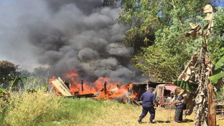 รุดช่วยลุงยากไร้ บ้านไฟไหม้ส่งท้ายปีพร้อมสุนัข4ตัว