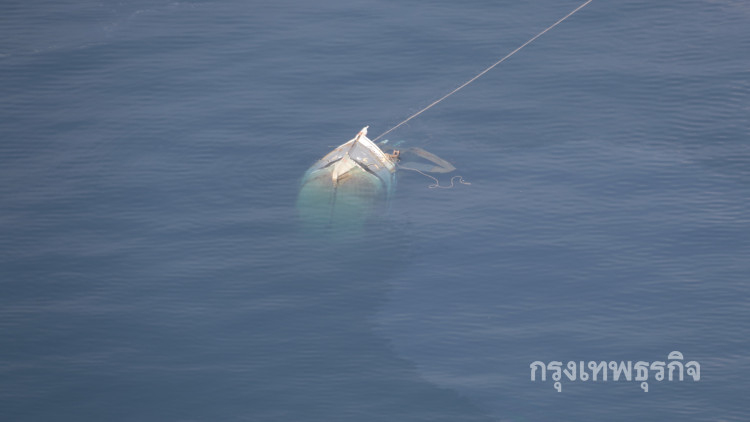 ทร. ช่วยเรือประมงถูกเรือสินค้าชนแตกอับปางจมดิ่งใต้ทะเล 