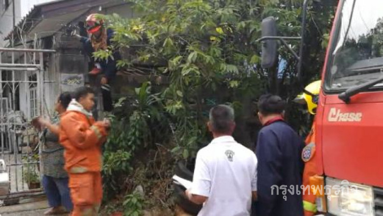 จุดเตาถ่านดับไม่สนิทไฟลุกไหม้บ้าน 