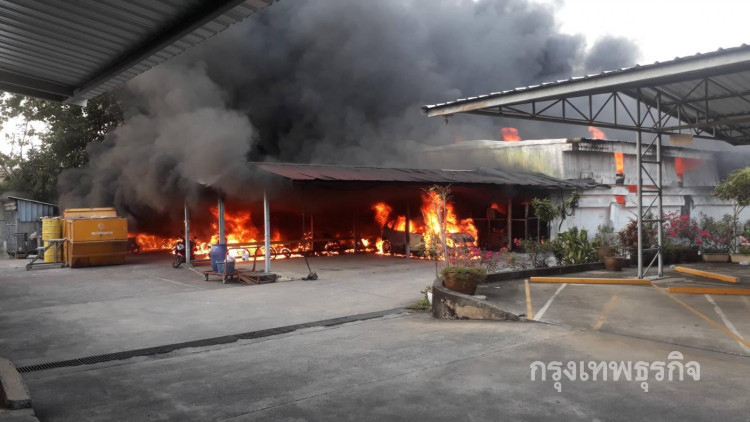 ไฟไหม้โกดัง ซ.ลาดพร้าว 80 โชคดีไม่มีผู้บาดเจ็บ-เสียชีวิต