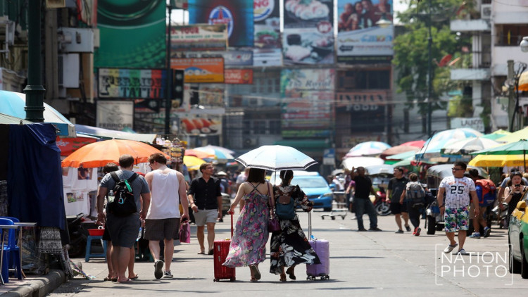 สั่งหยุดแล้ว! กองถ่ายหนังตปท. เซ็ตฉากโป๊-เซ็กส์ทอยที่ถนนข้าวสาร