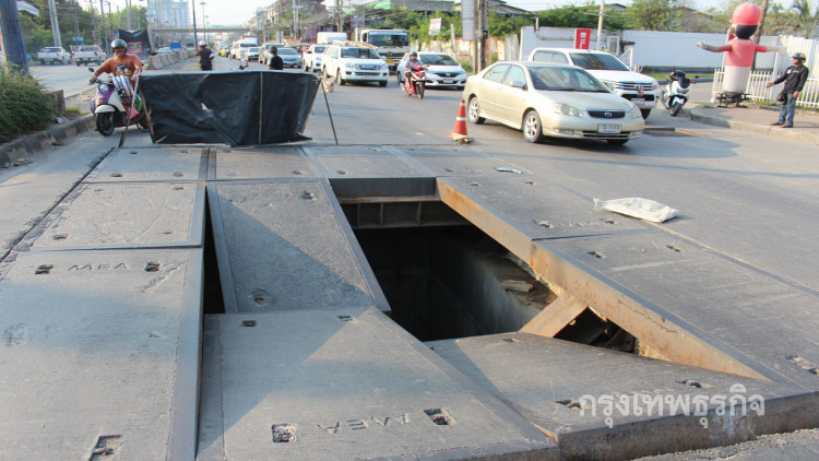 ระทึก! คานเหล็กลองแผ่นปูนปิดกลางถนนหัก ถนนทรุดลึก 3 ม.