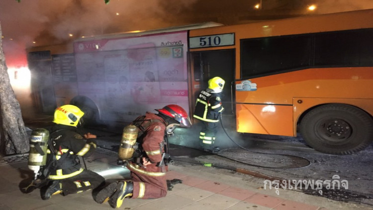 ระทึกวิภาวดีรังสิต ไฟไหม้รถเมล์510กลางดึก ผู้โดยสารวิ่งหนีตายอลหม่าน