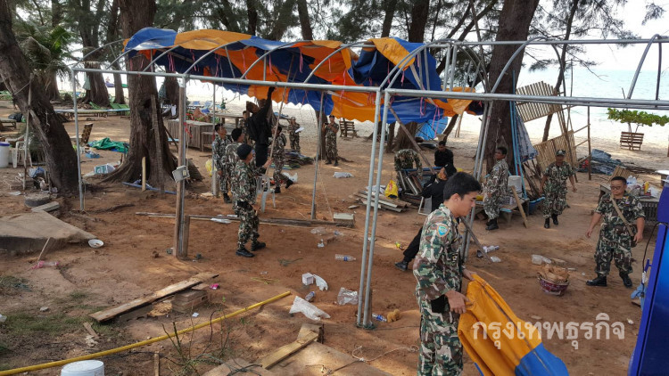 จนท.ระดมกำลัง ลุยรื้อถอนเพิงร้านค้า ริมชายหาดแม่รำพึง