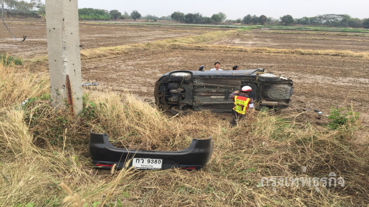 ระทึก! เร่งช่วยสาวร้องกรี๊ดลั่น ซิ่งเก๋งแหกโค้งผีสิง