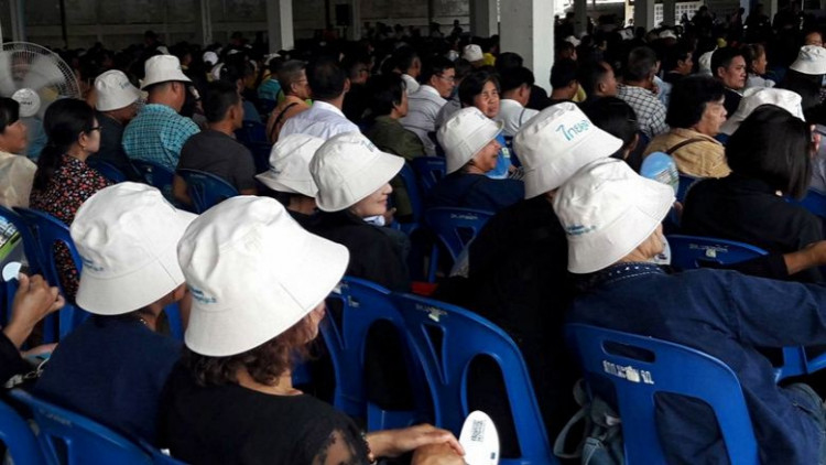 รัฐบาลแจกหมวกเกษตรกร แลกไลค์เพจไทยคู่ฟ้า