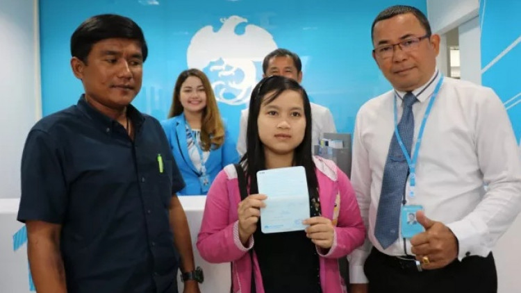 'ทิรี' สาวพม่าดวงเฮงถูกรางวัลที่ 1 นำเช็คขึ้นเงิน 250 ล้านจัต