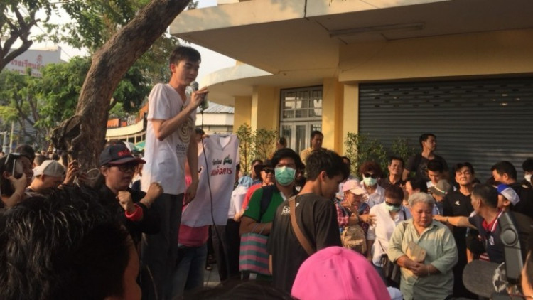 'ม็อบรวมพลคนอยากเลือกตั้ง' ตั้งเวทีไฮด์ปาร์ค ริม ถ.ราชดำเนิน