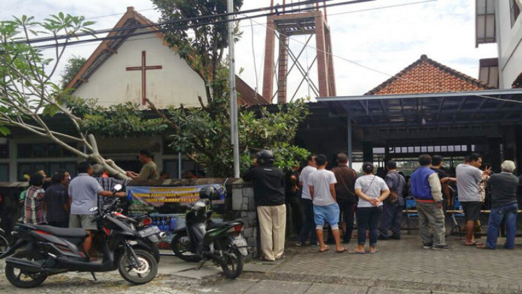 อินโดฯ ยิงมือมีดบุกไล่ฟันคนไปโบสถ์ 