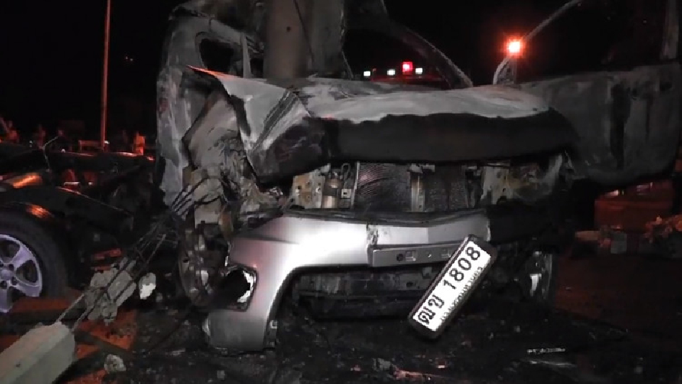 คู่รักเซลล์ขายยานากุ้ง ขับเสียหลักพุ่งชนเสาไฟ เพลิงลุกไหม้คลอกดับอนาถ