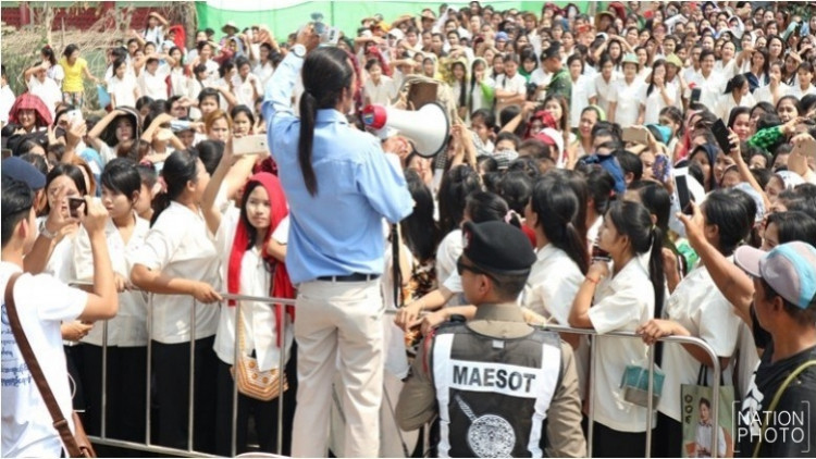 แรงงานพม่ากว่า300ชีวิต ปิดถนนร้องขึ้นค่าแรงขั้นต่ำ!