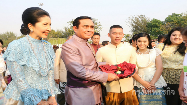 นายกฯ รับมอบผ้าไทยรูปหัวใจ จาก 'เบิ้ล ปทุมราช' ในงานอุ่นไอรักฯ 