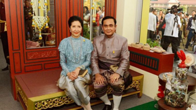 'บิ๊กตู่-ภริยา' คว้ารางวัล 'คู่ขวัญใจเพชร' แต่งกายงาม ร่วมงานอุ่นไอรัก