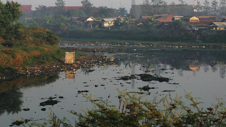 อินโดฯ สั่งทำความสะอาดแม่น้ำสกปรกสุดในโลก