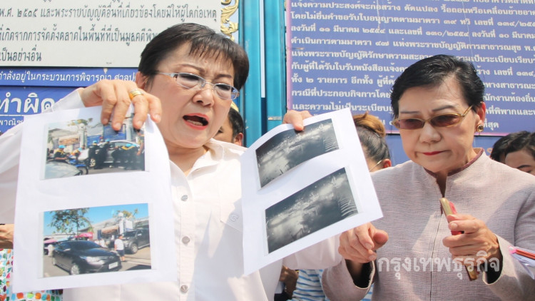 'ป้าทุบรถ' ขอเลื่อนเข้าพบตร. หลังถูกหมายเรียก