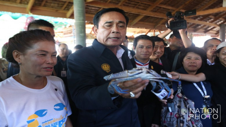 'บิ๊กตู่' เกือบโดนปูหนีบมือ บ่นรัดก้ามแล้วยังหนีบอีก