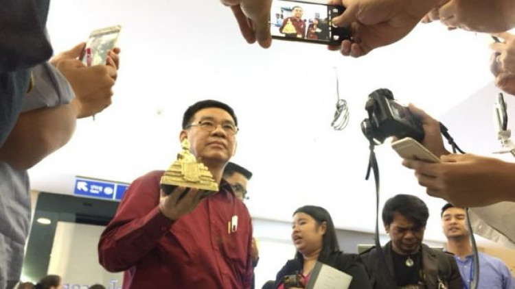 'สมชัย' อุ้มพระปางอภัยทาน ก่อนออกจาก กกต.