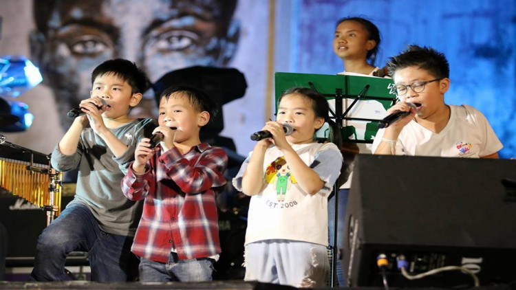 เสียงใสรุ่นจิ๋วอาสา สอนผู้สูงวัยร้องเพลง