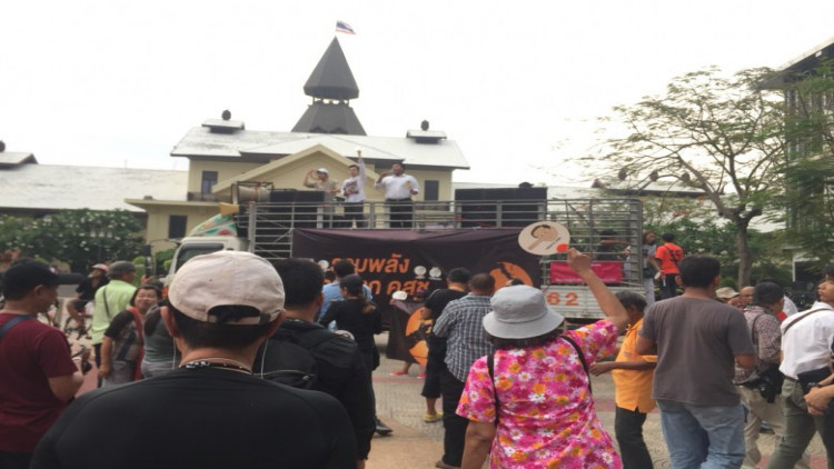 'คนอยากเลือกตั้ง' เดินไปกองทัพ โต้ 'ประยุทธ์' ส่งสัญญาณห้ามมีม็อบ