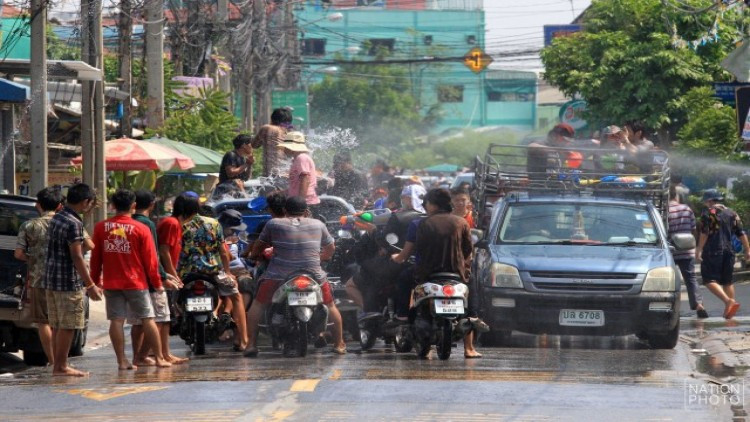 เฮ! สงกรานต์ปี61 รัฐบาลอนุโลมให้เล่นแป้ง-นั่งท้ายกระบะได้