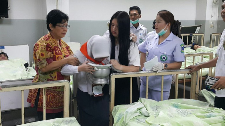 หามนร.ปวดท้องรุนแรง ส่งรพ.19 คน คาดอาหารเป็นพิษ