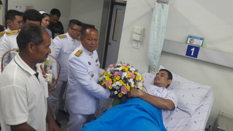 ร.10 พระราชทานแจกันดอกไม้-ตะกร้าสิ่งของแก่ผู้บาดเจ็บจากเหตุระเบิด
