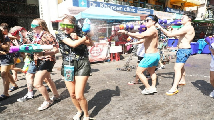 เตือน 'เล่นน้ำ' สงกรานต์อย่าเลยเถิด ระวังผิดอาญาฐานลวนลาม อนาจาร