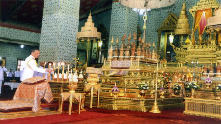 ในหลวงเสด็จฯพร้อม2พระเจ้าหลานเธอ ในการพระราชพิธีสงกรานต์