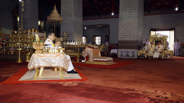 ในหลวงเสด็จพระราชดำเนินไปในการพระราชพิธีสงกรานต์ ณ พระบรมมหาราชวัง 