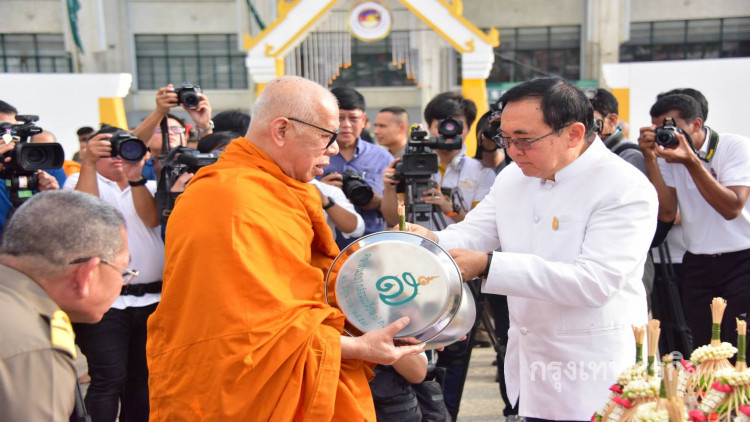 วันแรก! ไหว้พระ ชมวังงานใต้ร่มพระบารมี 236 ปีกรุงรัตนโกสินทร์