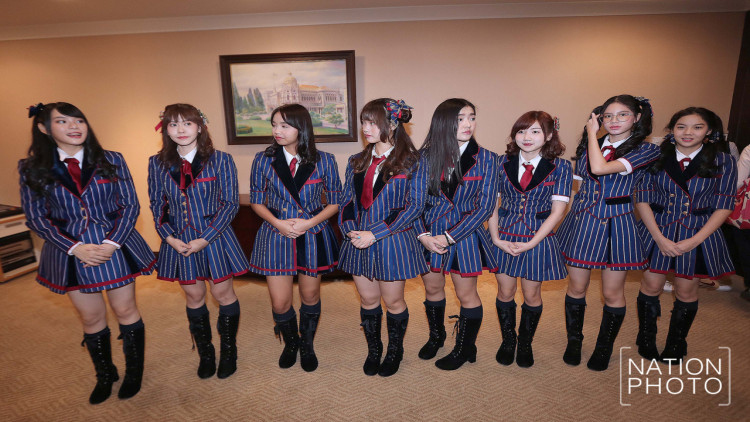 8สาวBNK48ถึงทำเนียบแล้ว รอพบนายกฯ เพื่อวิทยุเพื่อครอบครัว