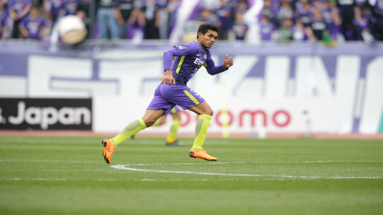 "ธีรศิลป์"กินกะเพราญี่ปุ่นโชว์สื่อ (คลิป)