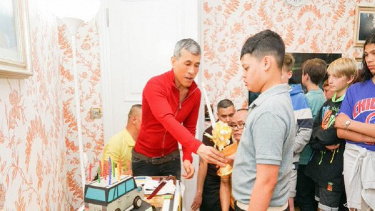 พระองค์ทีฯ ทรงตัดเค้กวันประสูติรูปรถยนต์ประทานแก่พระสหาย