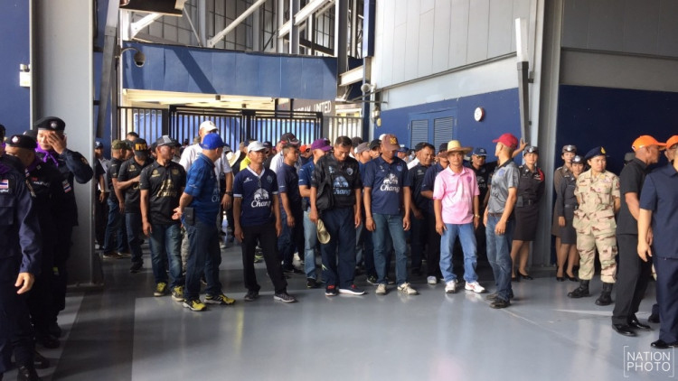 ตร.นอกเครื่องแบบ พรึ่บ อารักขา 'นายกฯ' มาเยือนบุรีรัมย์