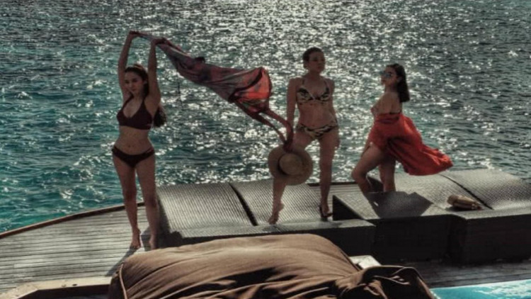 มัลดีฟส์เดือด! เมื่อ 3 ตัวแม่ รวมตัวโชว์หุ่นเป๊ะในชุดว่ายน้ำ