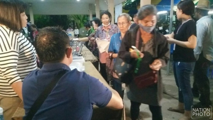 แห่รับยา 'หมอแสง' นับหมื่นคน 