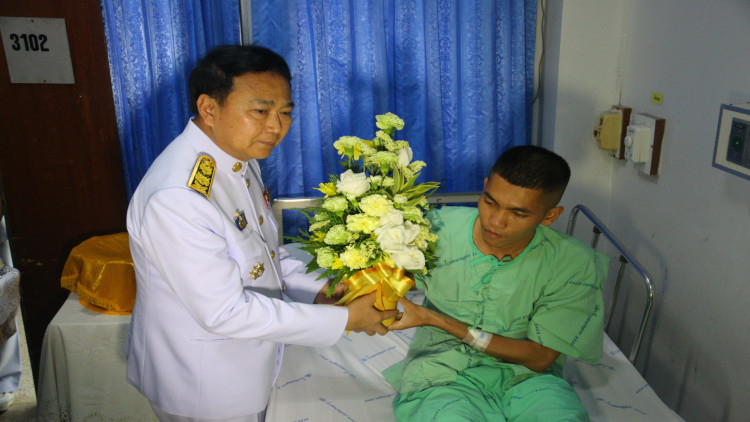 พระราชทานดอกไม้และตะกร้าสิ่งของแก่นายทหารกล้า 
