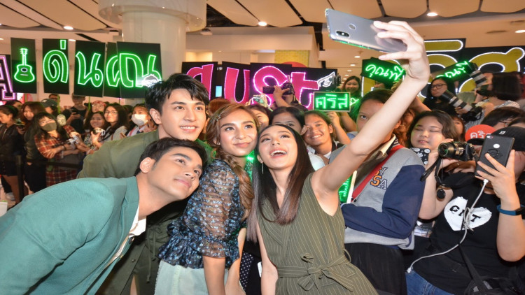 'ชิปปี้-คริส-สิงโต' ชวนทัพดาราเซลฟี่สุดคิ้วท์