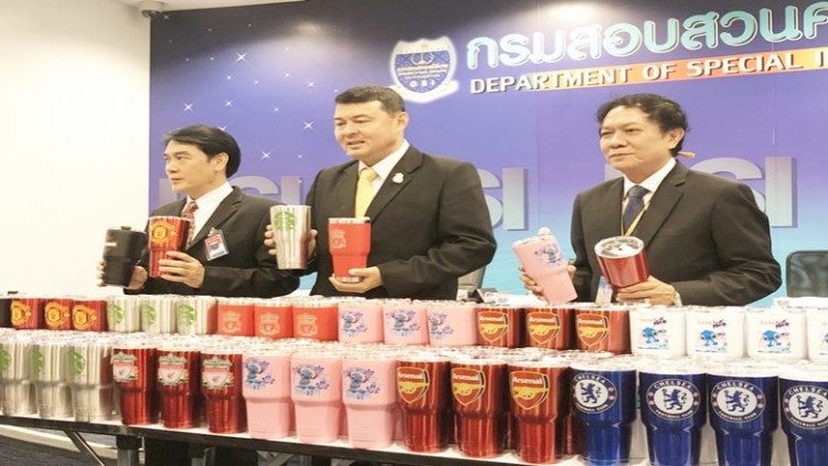 'ดีเอสไอ' บุกสำเพ็ง ทลายโกดังแก้วปลอมแบรนด์ดัง