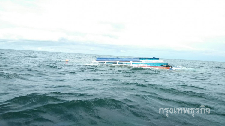 หวิดตายหมู่! เรือนำเที่ยวหลบเรือประมงชนหินล่ม