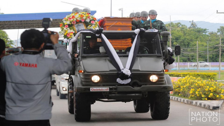 ทหารเคลื่อนศพ 'จ.อ.สมาน กุนัน' เยี่ยงวีรบุรุษ