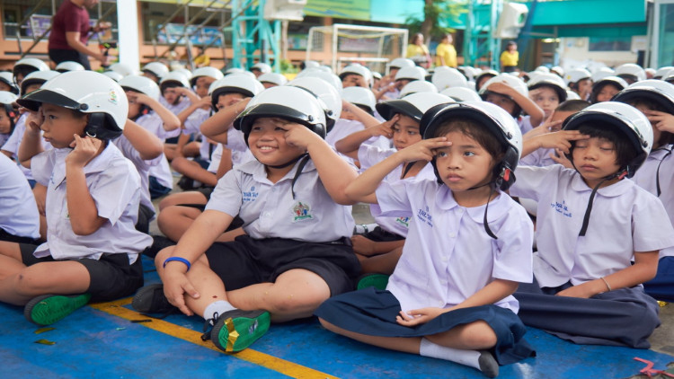 มอบ1,000 ใบเปิดตัวโครงการ 'เดินทางปลอดภัย สวมหมวกนิรภัยมาโรงเรียน'
