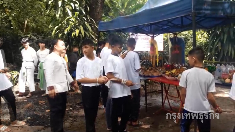 '13หมูป่า' ขอขมาสิ่งศักดิ์สิทธิ์ถ้ำหลวง