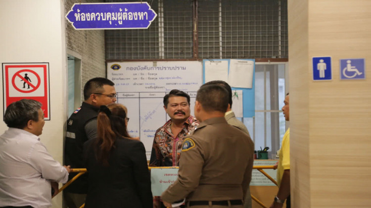 'วัน อยู่บำรุง' นอนห้องขังกองปราบ วืดประกันตัว