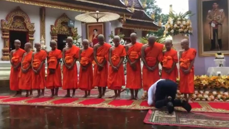 แห่แชร์ภาพ 'หมอภาคย์' ก้มกราบ 'พระเอก' หลังเสร็จสิ้นพิธีบวช 12 หมูป่า