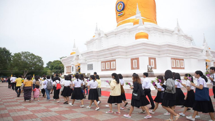 เวียนเทียนรอบ 'พระธาตุนาดูน' สืบทอดวัฒนธรรมอันดีงาม