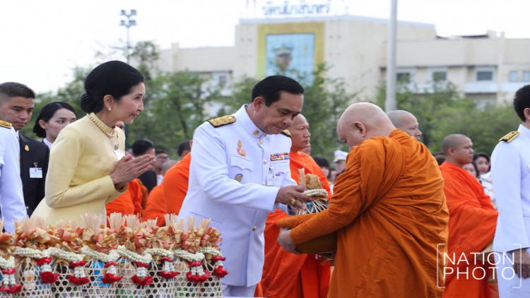 นายกฯ นำตักบาตรวันเฉลิมพระชนมพรรษา 'ร.10'
