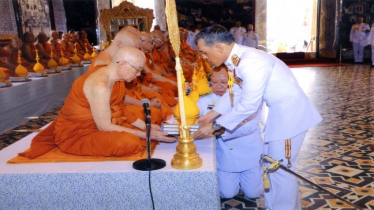 ร.10 เสด็จฯทำบุญวัดพระแก้ว
