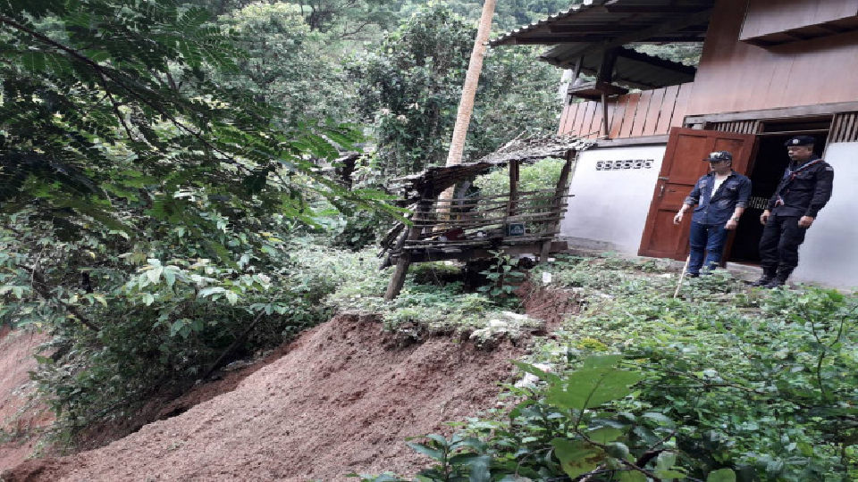 ด่วน! ดินทรุดเร่งอพยพชาวบ้านแม่สามแลบไปที่ปลอดภัย
