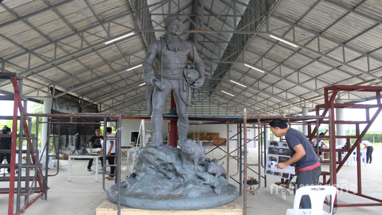 รูปปั้น 'จ่าแซม' คืบกว่า 60%-นักท่องเที่ยวแวะชมต่อเนื่อง